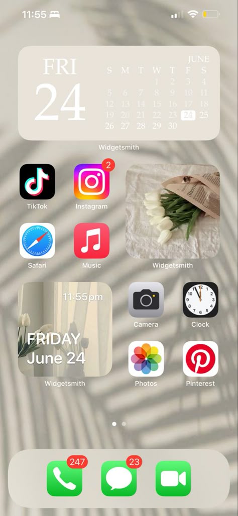 Simple Iphone Aesthetic, Clean Girl Aesthetic Homescreen, Clean Girl Phone Aesthetic, Clean Girl Ios Homescreen, Homescreen Organization Iphone Simple, Iphone 11 Aesthetic Home Screen, Rangement Iphone Application, Clean Homescreen Layout, Clean Girl Homescreen Layout