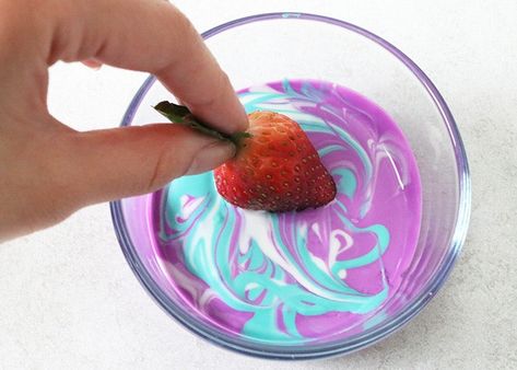 How To Make Tie-Dye Strawberries For A Colorful Valentine's Day Treat Tie Dye Food, Breakfast Dates, Party Planning Food, 1st Birthday Foods, Tie Dye Birthday Party, Tie Dye Birthday, Wearing Mask, Chocolate Covered Marshmallows, Starbucks Valentines