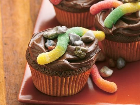 Dirt and Worms Cupcakes Worm Cupcakes, Dirt And Worms, Leftover Halloween Candy Recipes, Dirt Cupcakes, Frog Cupcakes, Betty Crocker Cake, Leftover Halloween Candy, Filled Muffins, Cupcake Recipes Chocolate