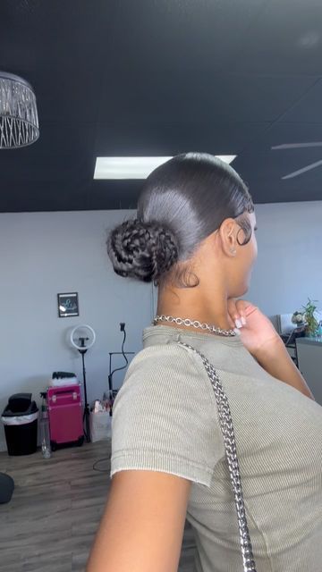 LA HAIR STYLIST🎀 on Instagram: "NEW STYLE ALERTTT🚨 Get intoooo this fishtail bun🤪😍😍 • • • #sleekhair #sleekponytail #braid #braidedponytail #lahairstylist #sleekbun #bun #babyhair #hair #lahair #explore #explorepage #evrythng1k #losangeles #losangeleshair #sleek #ponytail #sleekponytail #explorepage #evrythng1k #losangeles" Sleek Bun Ponytail, Low Slick Bun, Fishtail Bun, Bun Updo, Sleek Bun, Pink Wig, Sleek Ponytail, Sleek Hairstyles, Braided Ponytail