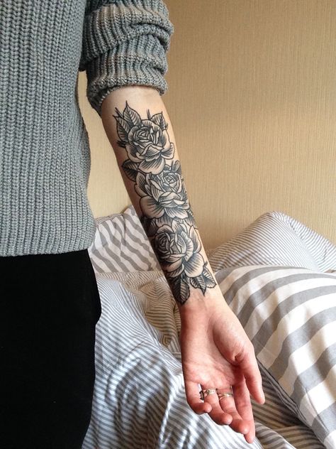 Noir Tattoo, Delicate Flower Tattoo, Tattoos Female, Tato Tradisional, Rose Tattoo Forearm, Date Tattoos, Female Tattoos, Men Tattoos, Black Rose Tattoos