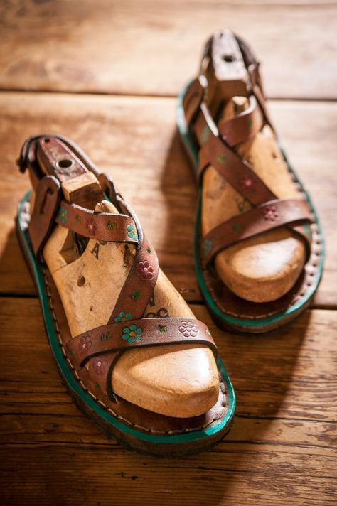 Sandalmaking - Make Your Own Sankdals, PDF eBook Available Now! Diy Leather Sandals, Make Your Own Shoes, How To Make Leather, Diy Sandals, Sandals Patterns, Shoe Making, Leather Baby Shoes, Leather Sandals Handmade, Woven Sandals