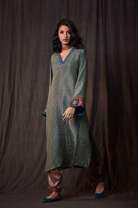 Modern Saree Party Wear, Kaftans Dresses, Cotton Dresses Online, Silk Kurti Designs, New Kurti Designs, Simple Kurta Designs, Good Earth, Kurta Design, Kurti Embroidery Design