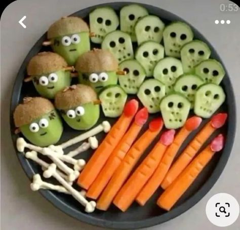 35+ Healthy Halloween Treats, Snacks and Desserts - HubPages Halloween Tray, Fruit Presentation, Easy Halloween Snacks, Halloween Buffet, Dessert Halloween, Kreative Snacks, Halloween Breakfast, Healthy Halloween Treats, Halloween Fruit