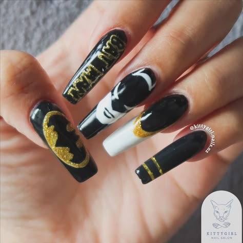 Batman nail art on sculpted acrylic nails Superhero Acrylic Nails, Superhero Nails Marvel, Dc Nail Art, Nightwing Nails, Batman Acrylic Nails, Marvel Acrylic Nails, Batman Nails Design, Batman Nails Acrylic, Cosplay Claws