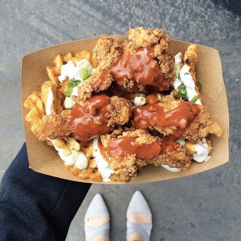 L.A.’s 31 Best Cheap-Eats Spots (& What To Order) #refinery29 https://www.refinery29.com/en-us/los-angeles-cheap-eats#slide-11 Food Truck Ideas, La Eats, Best Food Trucks, California Food, Los Angeles Food, Food Eating, La Food, Eating Tips, Truck Ideas