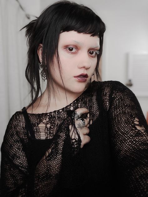 White mascara makeup look #whitemascara #makeup #bleachedbrows #shavedbrows #makeuplook #gothic Southern Gothic Makeup, White Mascara Makeup Looks, Neutral Goth Makeup, Deathcore Makeup, White Mascara Makeup, White Mascara Looks, White Goth Makeup, Mascara Makeup Look, Blond Goth