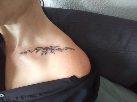 Clavicle fracture surgery scar coverup tattoo Clavicle Cover Up Tattoo, Neck Scar Tattoo Cover, Tattoo To Cover Scar From Surgery Women, Ankle Surgery Scar Tattoo, Back Scar Tattoo, Tattoo To Cover Scar From Surgery, Arm Scar Tattoo Coverup, Surgery Scar Tattoo, Top Surgery Scars