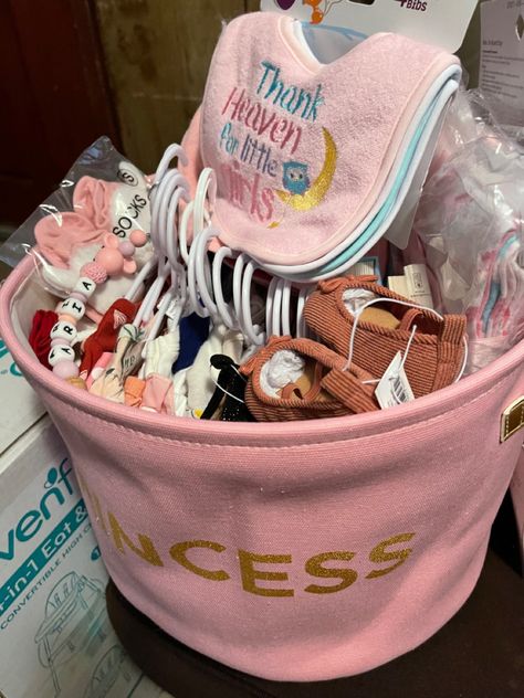 Baby Shower Basket Gift, Shower Vibes, Baby Shower Basket, Shower Baskets, Baby Gift Baskets, Unique Baby Shower Themes, Girl Shower Themes, Luxury Baby Gifts, Kids Gift Baskets