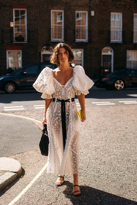 The Best Street Style Looks From London Fashion Week Spring 2020 - Fashionista London Street Fashion, Madrid Outfits, London Fashion Week Street Style, Walking Down The Street, Tokyo Street Fashion, Fashion Week Spring 2020, Mode Casual, Looks Street Style, London Street