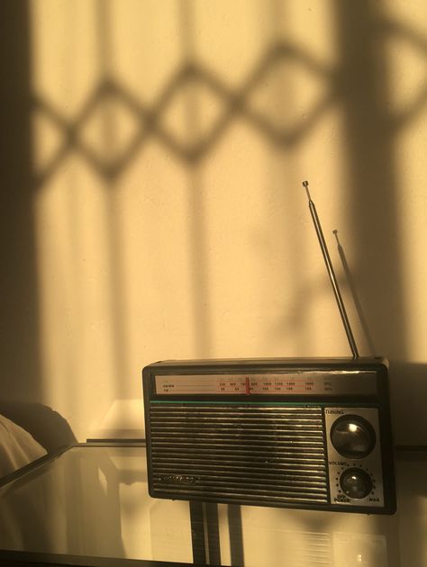 Just a cool classic radio captured in sunset. Old Radio Aesthetic, Vintage Radio Aesthetic, 70s Radio, 90s Radio, Radio Aesthetic, Radio Reference, Ancient Music, Life In Egypt, Old Radio