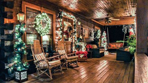 Cabin Christmas Lights Outdoor, Christmas In A Cabin, Cozy Cabin Decor Living Room, Cabin Front Porch Ideas, Cabin Decorating Ideas Rustic, Cozy Cabin Christmas Decor, Log Cabin Christmas Decor, Winter Cabin In The Woods, Christmas Cabin In The Woods