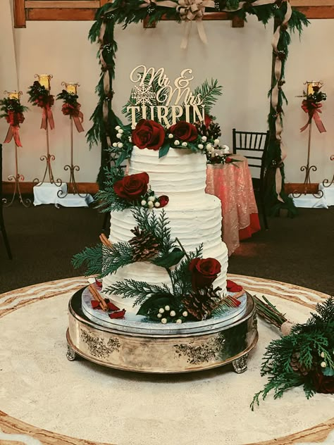 Christmas Wedding Entrance, 3 Tier Christmas Wedding Cake, Wedding Cake Winter Elegant, Rustic Christmas Wedding Cake, Elegant Winter Wedding Cake, Holiday Wedding Cake, Christmas Themed Wedding Cake, Christmas Wedding Cakes December, Christmas Themed Wedding Centerpieces