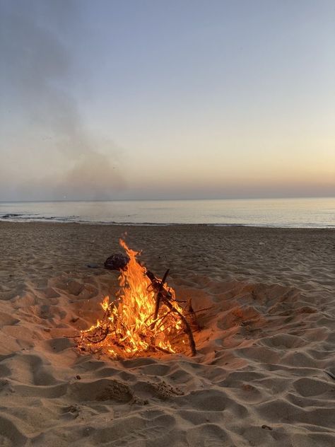 Le Feu Aesthetic, Feu Aesthetic, Fuego Aesthetic, Sarah Morgan, Tiktok Photo, Aesthetic Camping, Beach Week, Beach Fire, Water Aesthetic