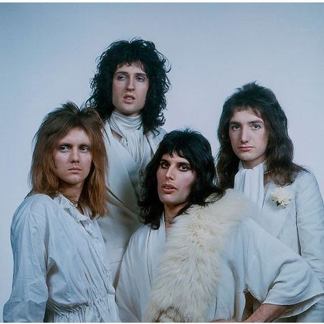 White queen 👑 _ _ _ _ #Queen #freddiemercury #rogertaylor #johndeacon #brianmay #queen #queenband Queen 1974, Freddy Mercury, Queen Aesthetic, Queen Photos, Roger Taylor, Queen Freddie Mercury, Queen Pictures, Kill La Kill, John Deacon