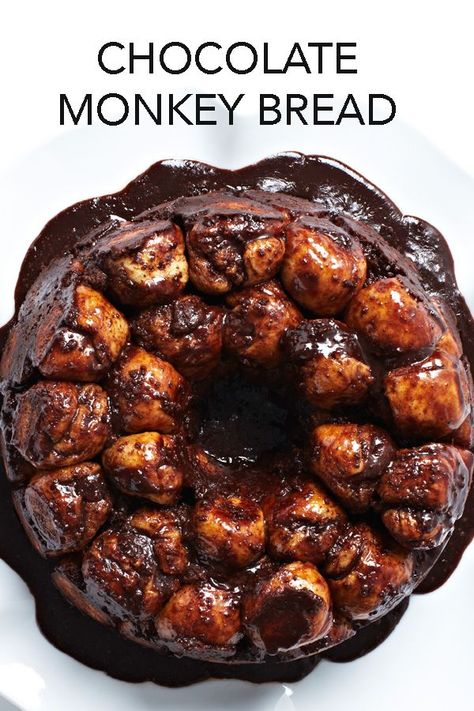 Monkey Bread Chocolate Chip, Monkey Bread Chocolate, Babka Monkey Bread, Dessert Buns, Chocolate Monkey Bread, Tv Snacks, Cinnamon Monkey Bread, Monkey Bread Recipe, Brown Sugar Glaze