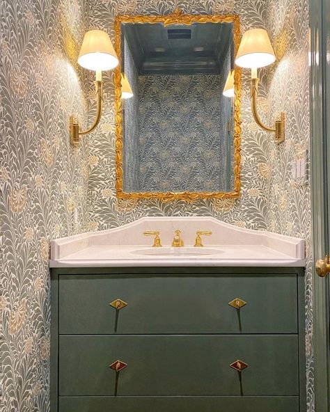 Oh my gosh, I have no words for this Powder Room. I love the green, the mirror, the wallpaper, the lacquer on the vanity…we just appreciate when clients share their tastes, likes, and dislikes with us…and then let us take it from there! ⁠ •⁠ •⁠ •⁠ •⁠ •⁠ •⁠ #amystudebakerdesign #bathroomdesign #bathroominspiration #interiorstyle #homestyling #housebeautiful #instadecor #theworldofinteriors #prettyspaces #interiorinspiration #powderroom #designdetails #homedecor #interiorandhome #housetour Beadboard Powder Room, Shm Architects, Green Powder Room, Grey And Gold Wallpaper, Amy Studebaker, Black Powder Room, Wallpaper Powder Room, Modern Powder Room, White Vessel Sink