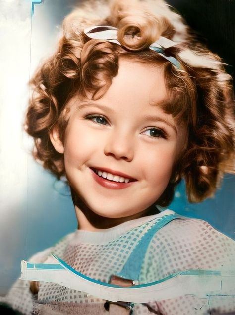 Shirley Temple Black, Men Are Men, Brown Hair Brown Eyes, Cute Cafe, Classic Movie Stars, Disney Favorites, Shirley Temple, Hollywood Star, Portrait Inspiration