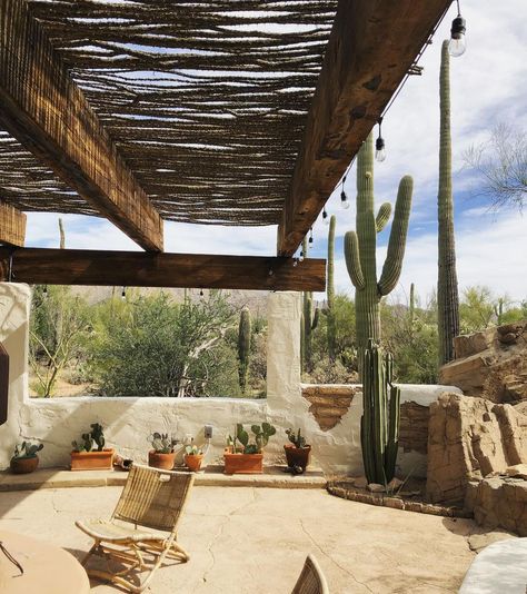 Sonoran Ocotillo on Instagram: “Desert views under an ocotillo ramada🤩🌵🌾. . . . . . #sonoranocotillo #ocotillo #ocotillos #arizonalandscape #desertdweller #tucsonaz…” Southwestern Pergola, Adobe Home, Arizona Landscape, Southwestern Decor, Water House, Wood Pergola, Desert Dream, Southwest Desert, Western Homes