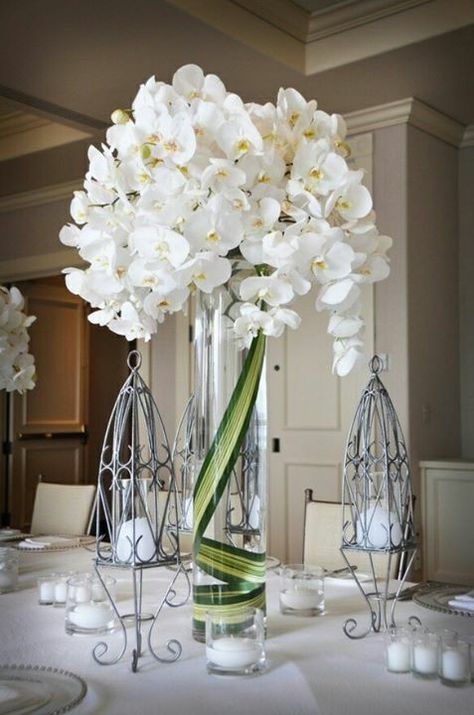 Orchid Centerpieces Wedding, Flowers And Candles, White Flower Arrangements, Orchid Centerpieces, Orchid Wedding, Small White Flowers, Deco Floral, White Orchids, Flowers Design