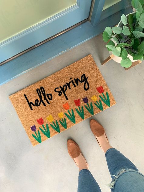 Unique Doormat, Crafts Outdoor, Easter Front Door, Spring Doormats, Door Mat Diy, Tulip Decor, Easter Wood Crafts, Gift For Newlyweds, Front Porch Decor