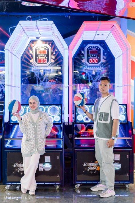 Pre Wedding Shoot Idea at Funworld Arcade Prewedding, Arcade Wedding, Carnival Photo Shoots, Pose Prewedding, Gamer Wedding, Foto Prewedding, Park Photoshoot, Wedding Posing, Pre Wedding Photoshoot Outfit