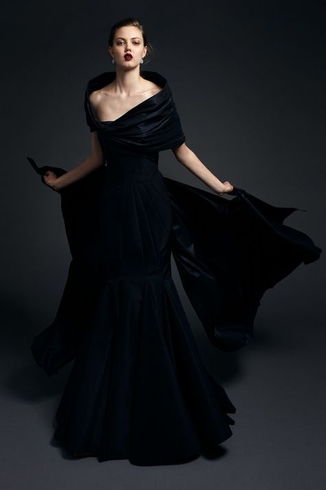 Zac Posen Resort 2020 collection, runway looks, beauty, models, and reviews. Gaun Fashion, Resort 2020, فستان سهرة, Black Gown, Zac Posen, Fashion Weeks, Gorgeous Gowns, Beautiful Gowns, Vera Wang