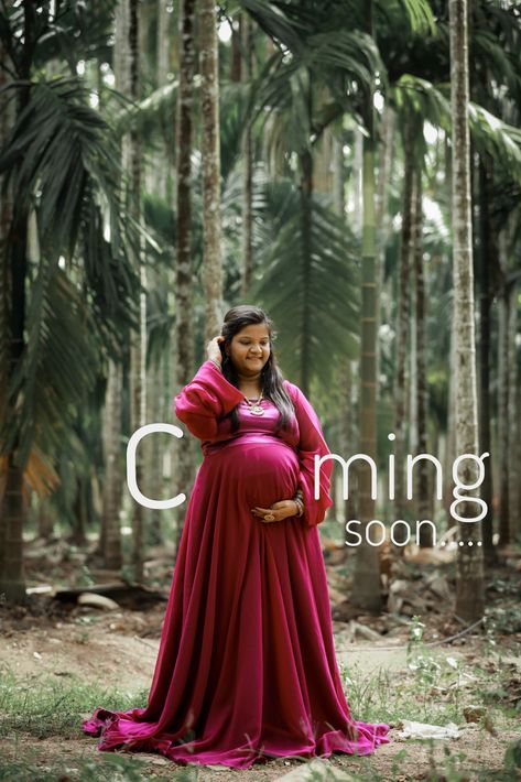 Maternity Suit Photoshoot, Metarnaty Photoshoot, Meternati Photo Shoot Indian, Metarnity Photoshoot Indian At Home, Baby Shower Poses Mom, Maternity Photoshoot Poses Indian, Indian Maternity Photoshoot, Metarnity Photoshoot, Baby Shower Photography Poses