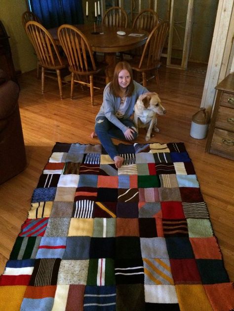 Ron Weasley's Patchwork Blanket from Harry Potter. Crochet Patterns Harry Potter, Weasley Blanket, Ron Weasley Blanket, How To Sew Baby Blanket, Harry Potter Blanket, Harry Potter Quilt, Harry Potter Crochet, Knitted Blanket Squares, Harry Potter Ron Weasley