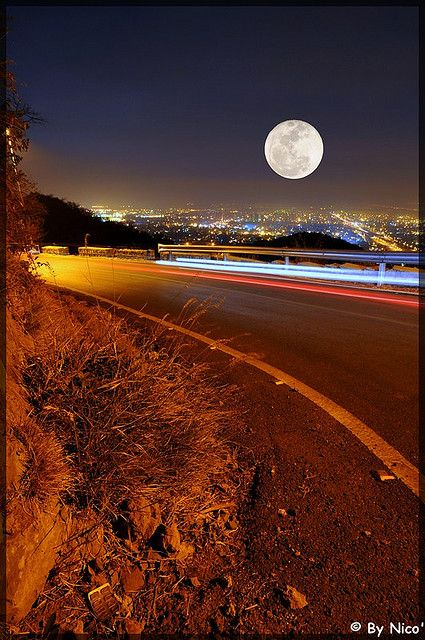 Full moon Full Moon Tonight, Shoot The Moon, Moon Shadow, Moon Photos, Moon Pictures, Foto Tips, Good Night Moon, Moon Rise, Airbrush Art