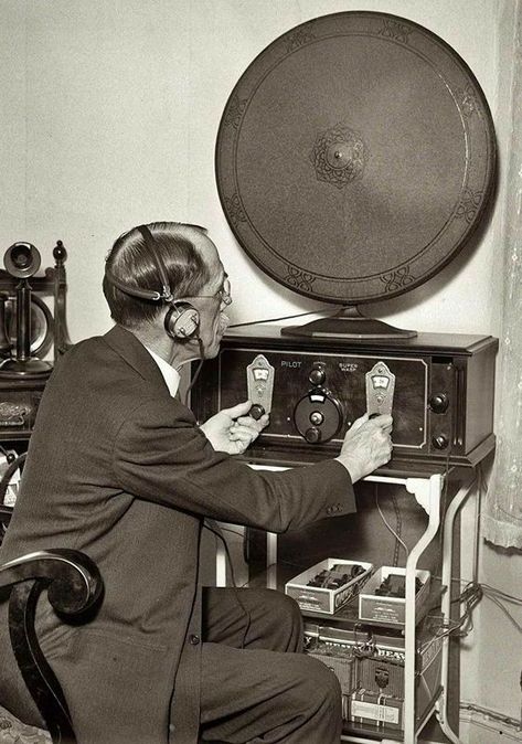 1930s Radio, On Air Radio, Shorpy Historical Photos, Golden Age Of Radio, Ham Radio Operator, Radio Usa, Vintage Radios, Retro Radio, Antique Radio