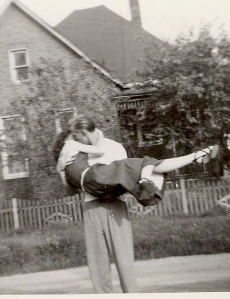 1940s (via 40's, 50's, 60's blog) Old Fashioned Love, Vintage Couples, Vintage Romance, Foto Vintage, The Perfect Guy, Old Love, Jolie Photo, This Is Love, Vintage Pictures