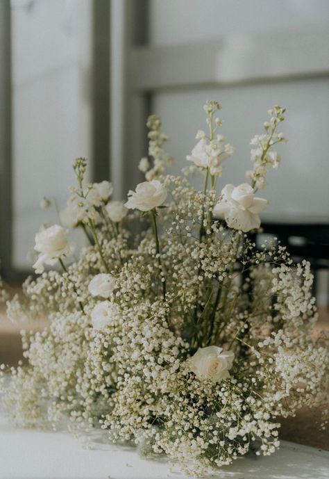 Babys Breath Centre Piece, Babys Breath Aisle Flowers, Ceremony Walkway, Babies Breath Centerpiece, Timeless Wedding Theme, White And Green Bouquet, Minimal Wedding Decor, Green White Wedding, Homestead Decor