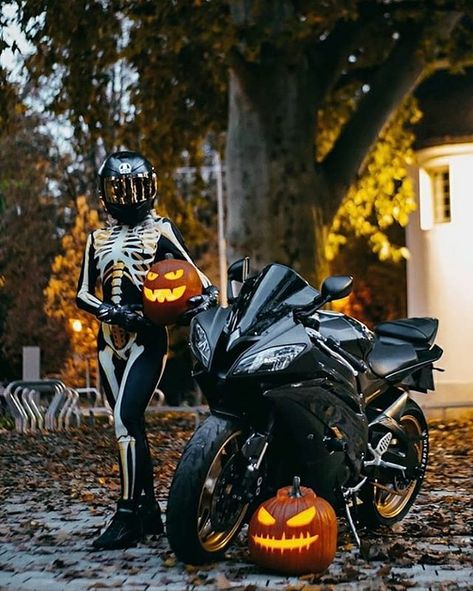 Biker Chicks of Insta on Instagram: “🎃🎃🎃Happy Halloween 🎃 💨💥BossBikersLife.com💨 ➡➡@bikerprincessa ⬅⬅❤⠀ Go follow @bossbikerslife @bossbikerslife⠀ @bossbikerslife .⠀ Link in…” Biker Halloween, Women Bikers, Best Motorbike, Biker Photoshoot, Halloween Photography, Motorcycle Photography, Female Biker, Bike Photoshoot, Motorbike Girl