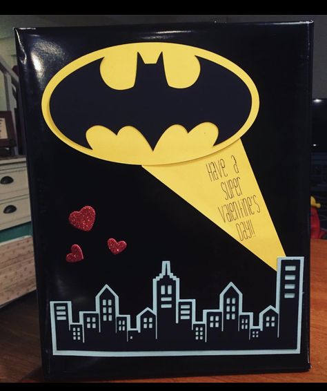 Valentines Gift For Boyfriend Batman, Batman Presents For Him, Batman Gift Wrapping Ideas, Batman Box Gift, Batman Promposal Ideas, Batman Valentine Ideas, Batman Valentines Boxes, Batman Boyfriend Gifts, Batman Valentine Box Ideas