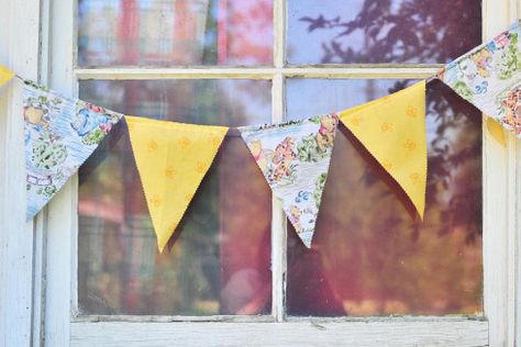 fabric pennant banner - great, easy tutorial! Looks like a simple, quick project. Garland Diy Fabric, Diy Flag Banner, Fabric Banner Diy, Diy Fabric Bunting, Diy Fabric Garland, Diy Pennant Banner, Fabric Pennant Banner, Birthday Dogs, Bunting Tutorial