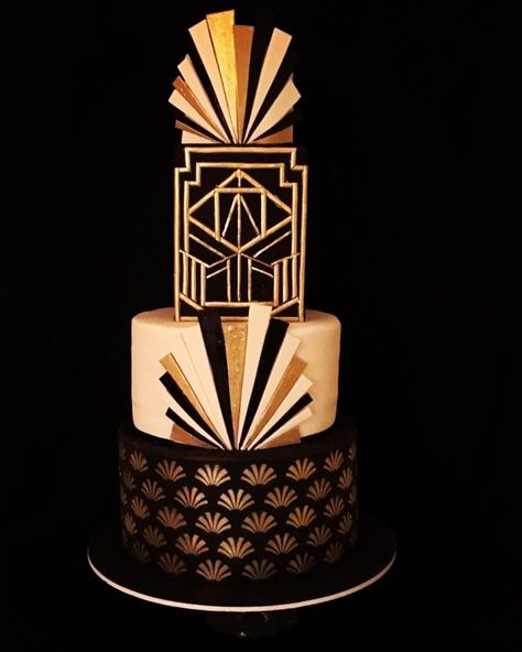 Art deco style - cake by The Hot Pink Cake Studio by Ipshita Great Gatsby 40th Birthday Cake, Wedding Cake Art Deco, Great Gatsby Cake Topper, Art Deco Cake Topper, Gatsby Cake Topper, Great Gatsby Cake, Hot Pink Cakes, Gatsby Cake, Art Deco Wedding Cake