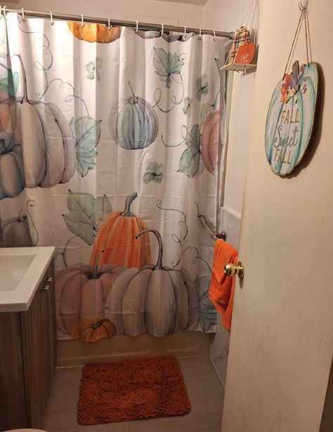 Easy fall decor for small bathroom Fall Decor Small Bathroom, Decorating A Bathroom For Fall, Pumpkin Bathroom Decor, Fall Bathroom Shower Curtain, Autum Decorations Bathroom, Fall Bathroom Decor Ideas, Holiday Bedroom Decor, Fall Shower Curtain, Fall Bathroom Decor