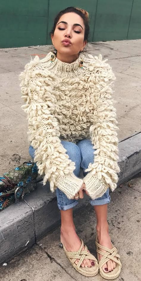 awesome fall outfit : knit sweater + bag + jeans + flip-flop Pink Biker Jacket, Baby Frock Design, Outfit Knit, Crochet Knit Blanket, Bag Jeans, Trendy Outfit Ideas, Sweater Bags, Blanket Ideas, Simple Fall Outfits