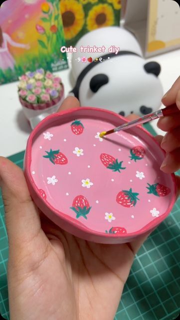 Rishita | Art & Diy ୨ৎ on Instagram: "Made this cute diy trinket from jar lid🤌
.
.
.
(Trinket, jewellery box, diy jewellery box, diy trinket, best out of waste, handmade gift ideas, gift for her, surface painting, acrylic painting, storage box, jewellery tray) #trinkets #diycrafts #colourslia" Clay Trinket Dish Tutorial, Trinket Tray Painting Ideas, Trinket Boxes Diy, Trinket Box Painting Ideas, Jewellery Box Diy, Diy Trinket Box, Diy Jewelry Tray, Clay Easy, Painting Storage