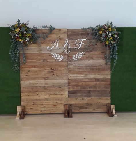 Wedding Wooden Backdrop Ideas, Slat Wall Wedding Backdrop, Grad Backdrop, Pallet Backdrop, Wooden Backdrops, Graduation Backdrop, Wedding Backdrop Design, Backdrop Design, Wall Backdrops