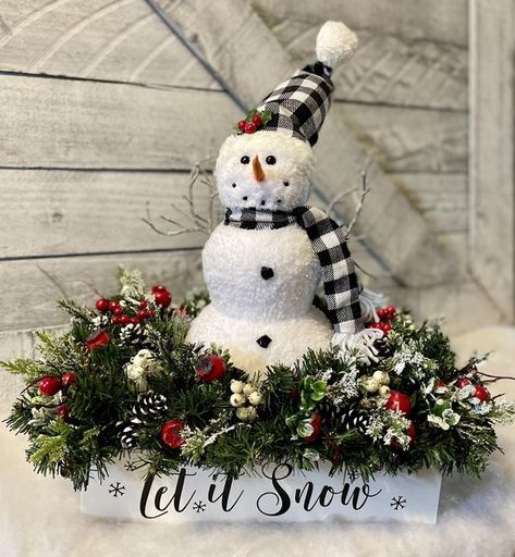 Candle Holder Arrangements, Christmas Table Centerpieces Farmhouse, Snowman Centerpiece Ideas, Snowman Decorations Diy, Snowman Centerpieces, Diy Christmas Centerpieces For Table, Snowmen Centerpieces, Holiday Centerpieces For Tables, Farmhouse Christmas Centerpiece