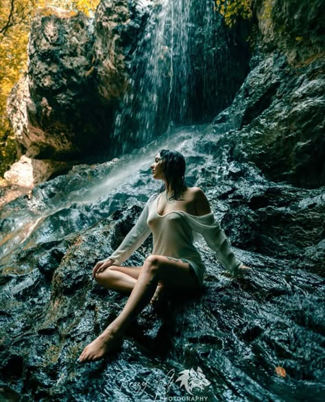 River Goddess Photoshoot, Plus Size Waterfall Photoshoot, Spring Forest Photoshoot, Water Photo Shoot Ideas, Water Element Photoshoot, Model Nature Photoshoot, Bouduar Photos Nature, Water Fall Photoshoot, Moody Water Photoshoot