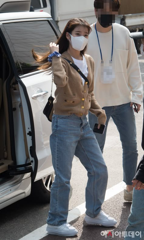 Iu Airport Fashion, Iu Style, Cute Traveling Outfits, Ootd Airport, Idol Life, Airport Fashion Kpop, Korean Airport Fashion, Estilo Madison Beer, Lee Jieun