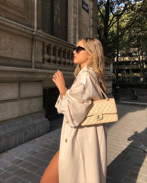 Classic Flap Outfit, Chanel Beige Bag, Beige Bag Outfit, Bag Outfit Aesthetic, Beige Chanel Bag, Chanel Bag Outfit, Chanel Beige, Boss Outfit, Chanel Outfit