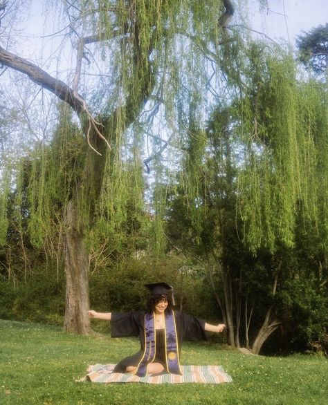 Mirror Graduation Pictures, African Senior Pictures, Graduation Photos Unique, Earthy Graduation Pictures, Graduation Photoshoot Garden, Graduation Photos High School, Graduation Pictures City, Grad Pics High School, Vintage Graduation Pictures Aesthetic