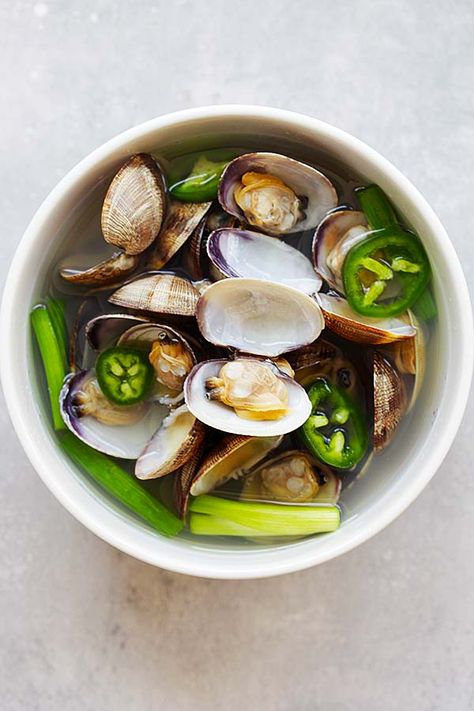 Korean clam soup with jalapeno and garlic. Clam Soup, Korean Soups, Korean Vegetables, Best Korean Food, Vietnamese Soup, Recipes Korean, Korean Soup, Asian Soups, Light Soups