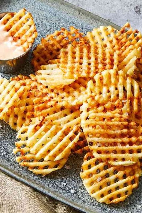 These waffle fries are super crunchy, almost like shoestring potatoes and served with a yummy homemade dipping sauce. A great snack for game night or as a side for burgers. Homemade Waffle Fries, Waffle Fries Recipe, Homemade Fries, How To Make Waffles, Waffle Fries, Waffles Easy, Homemade Waffles, Baked Fries, Sliced Potatoes