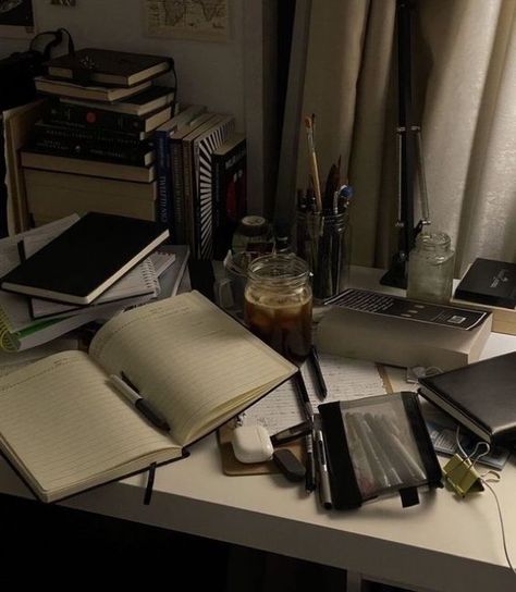 Dark Academia Study Aesthetic, Dark Academia Boy, Dark Academia Desk, Dark Academia Study, Chaotic Academia Aesthetic, Dark Academia Room Ideas, Dark Academia School, Dark Academia Room, Art Academia