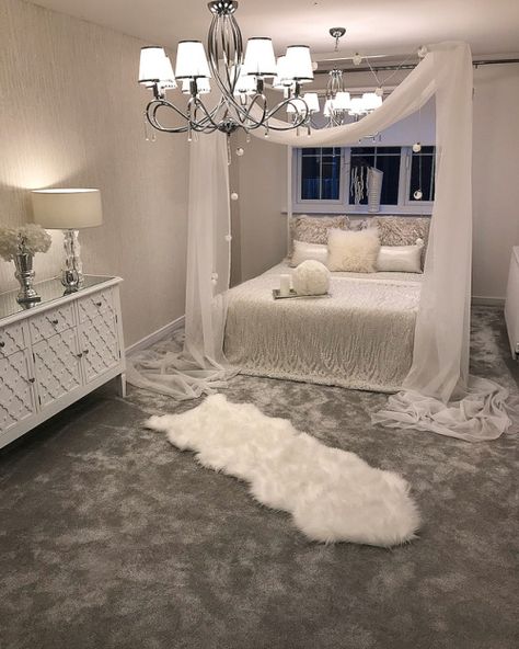 Luxurious Bedroom Design, Design Ložnic, Minimalist Bedroom Design, White Bed, Teen Bedroom Decor, Girl Bedroom Decor, Cute Room Decor, Room Inspiration Bedroom, White Bedroom